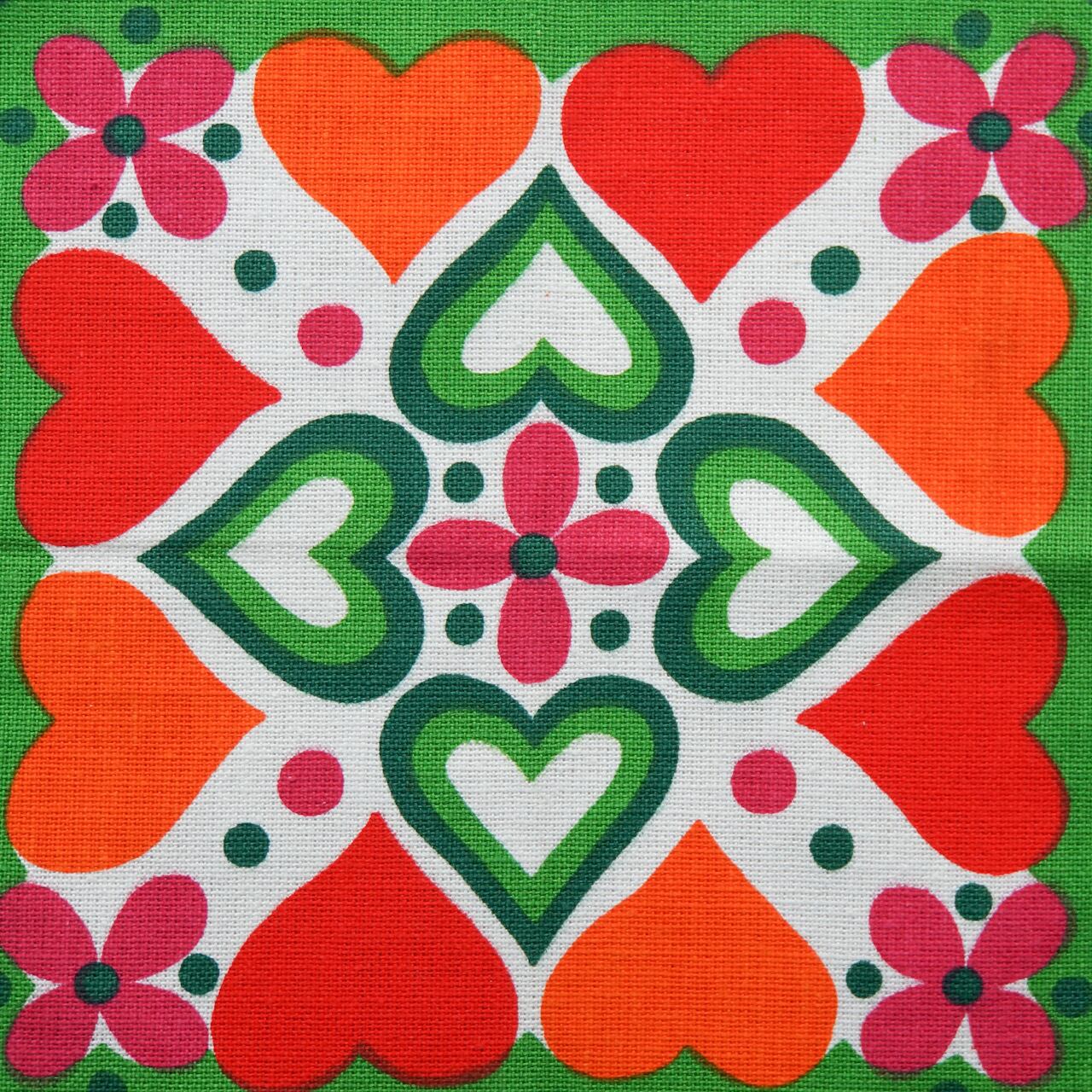 スウェーデン　プリントミニクロス『赤・オレンジ・緑ハート×ピンクの花』