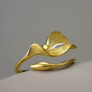 オランダカイウのリング- 指先にエレガントなアクセントを加える　R425