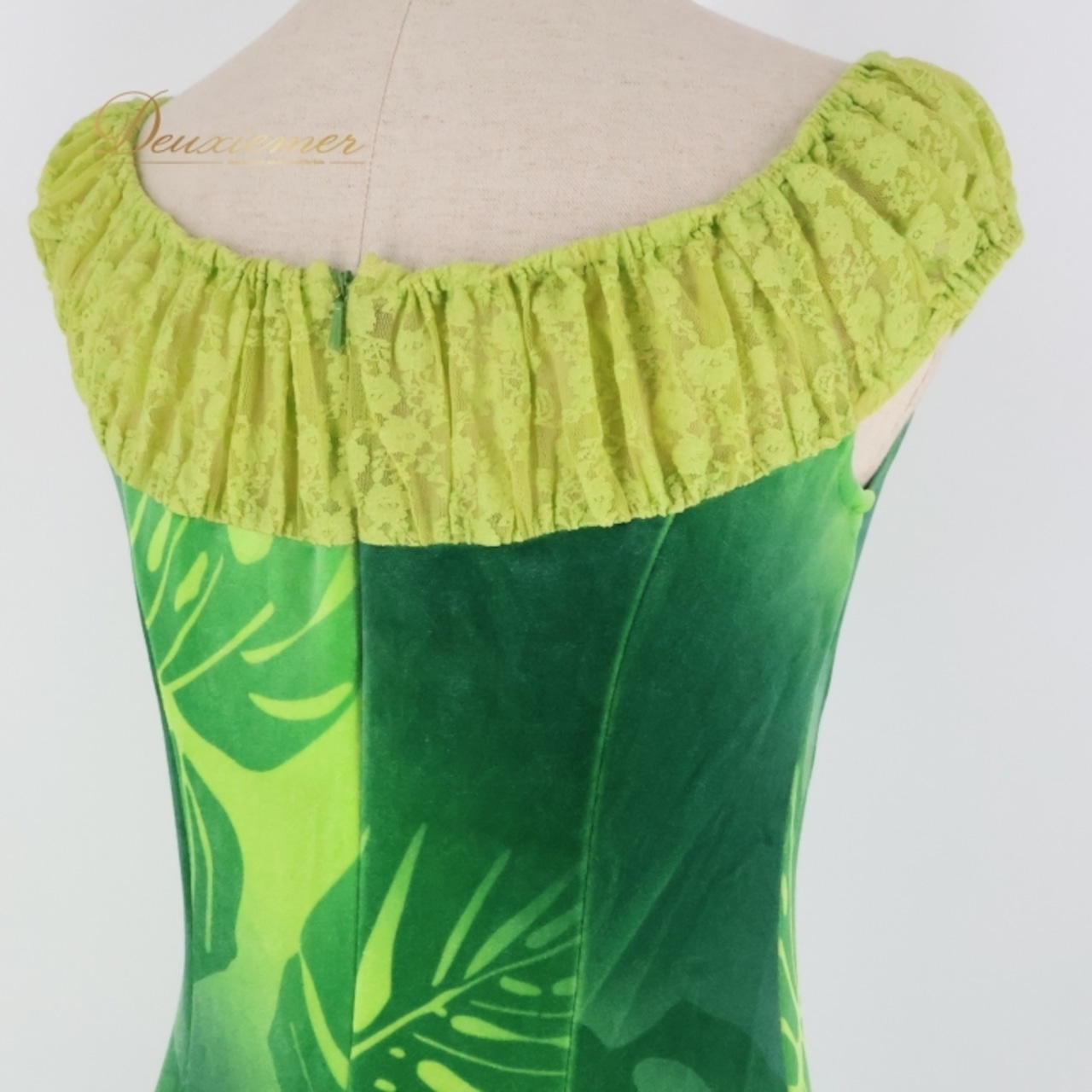 フラダンス 衣装 ワンピース ドレス uino! グリーン系 ハワイ製 ノースリーブ ベロア レース モンステラ柄 かわいい 華やか 鮮やか 明るい 上品 高級感 光沢感 ハワイアン アロハ フラ ダンス レッスン 練習 ドレスアップ エレガント