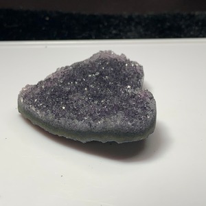 9.変わった色合いハートブラックアメジストクラスター