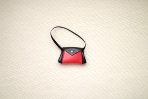 タミーちゃん・ IDEAL社製の赤黒ツートンハンドバッグ