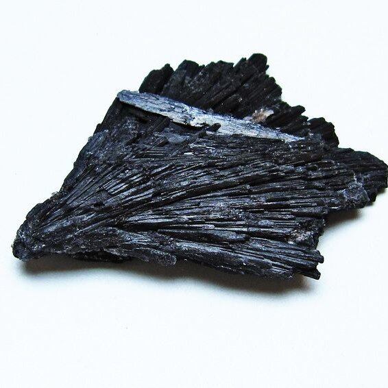 ブラック カイヤナイト 原石 一点物 171-7539