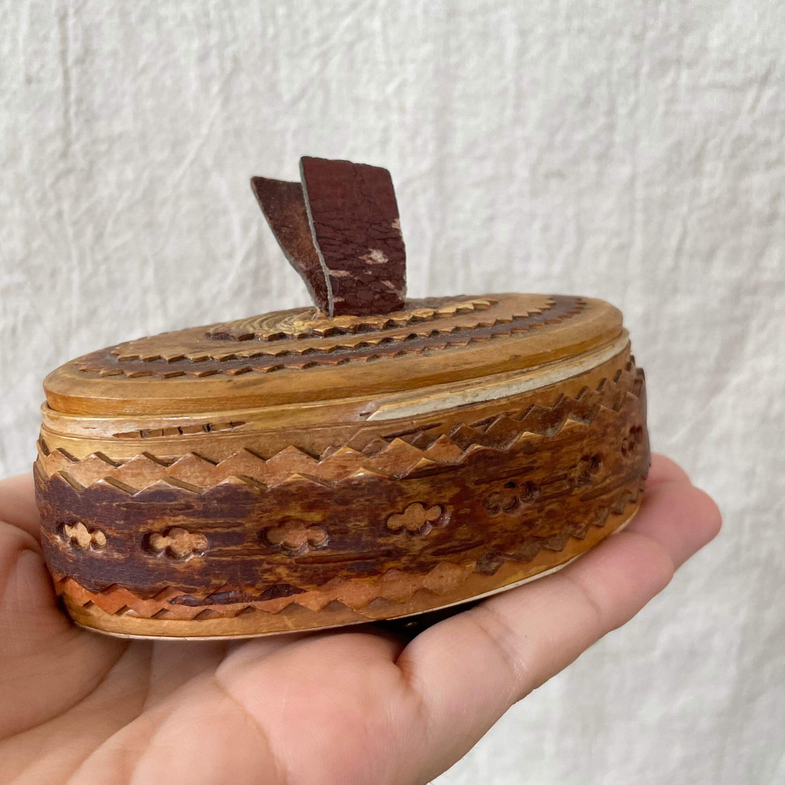 白樺の樹皮のいれもの