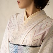 「雪椿」矢羽柄〜洗えるきもの（シルジェリー格子柄）〜
