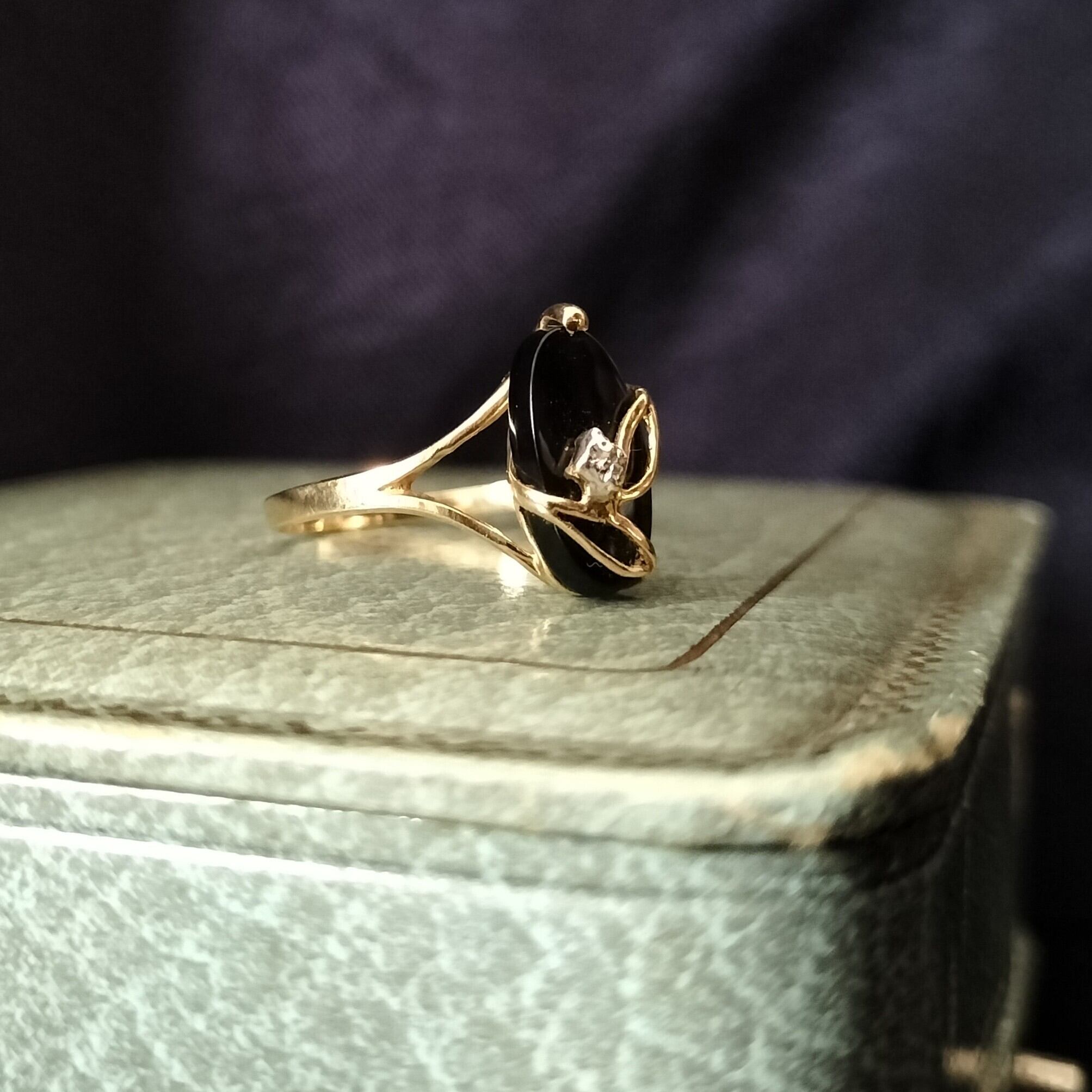 Vintage 10K Gold, Onix and Diamond Ring