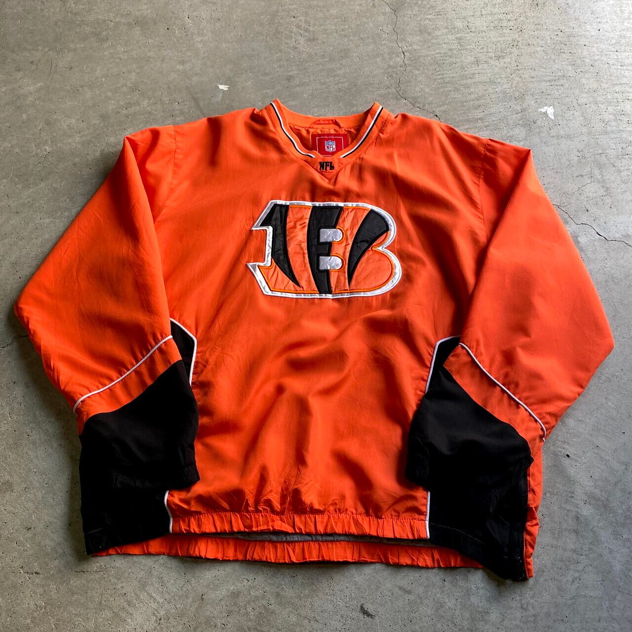 NFL CINCINNATI BENGALS シンシナティベンガルズ チームロゴ刺繍 ワッペン Vネック ウォームアッププルオーバー メンズXL相当  古着 ナイロンジャケット オレンジ【ナイロンジャケット】 | cave 古着屋【公式】古着通販サイト