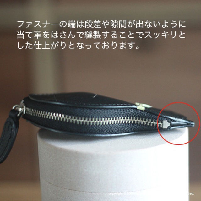 お座りする子猫のコインケース・ブラック×レッド