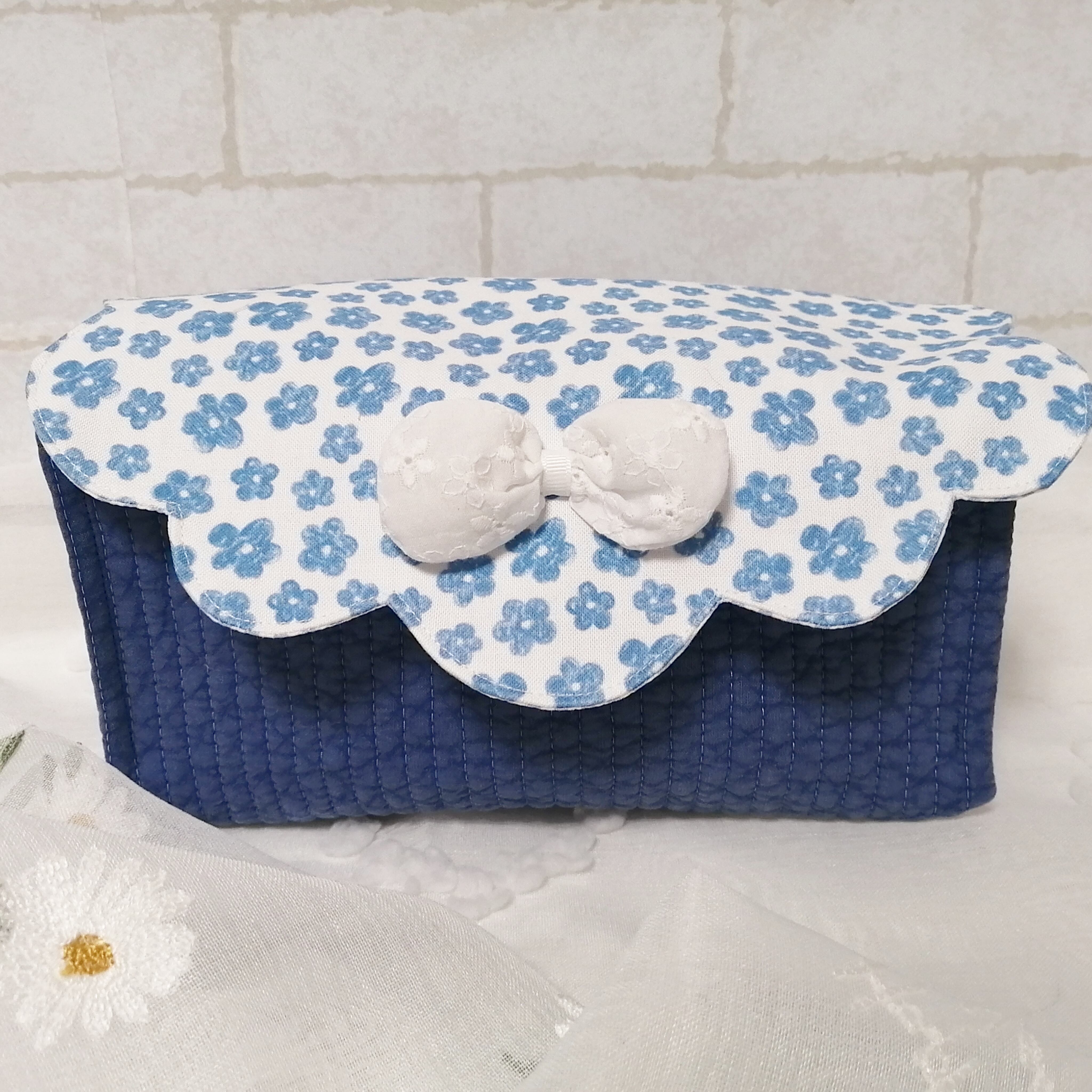 スカラップリボンの布バスケット ヌビ 青いおはじきのお花 白いレースのふわふわリボン