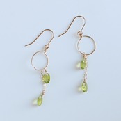 ペリドット特有の透明感！ ほどよい揺れ感が可愛い！ ペリドットピアスorイヤリング mm1150
