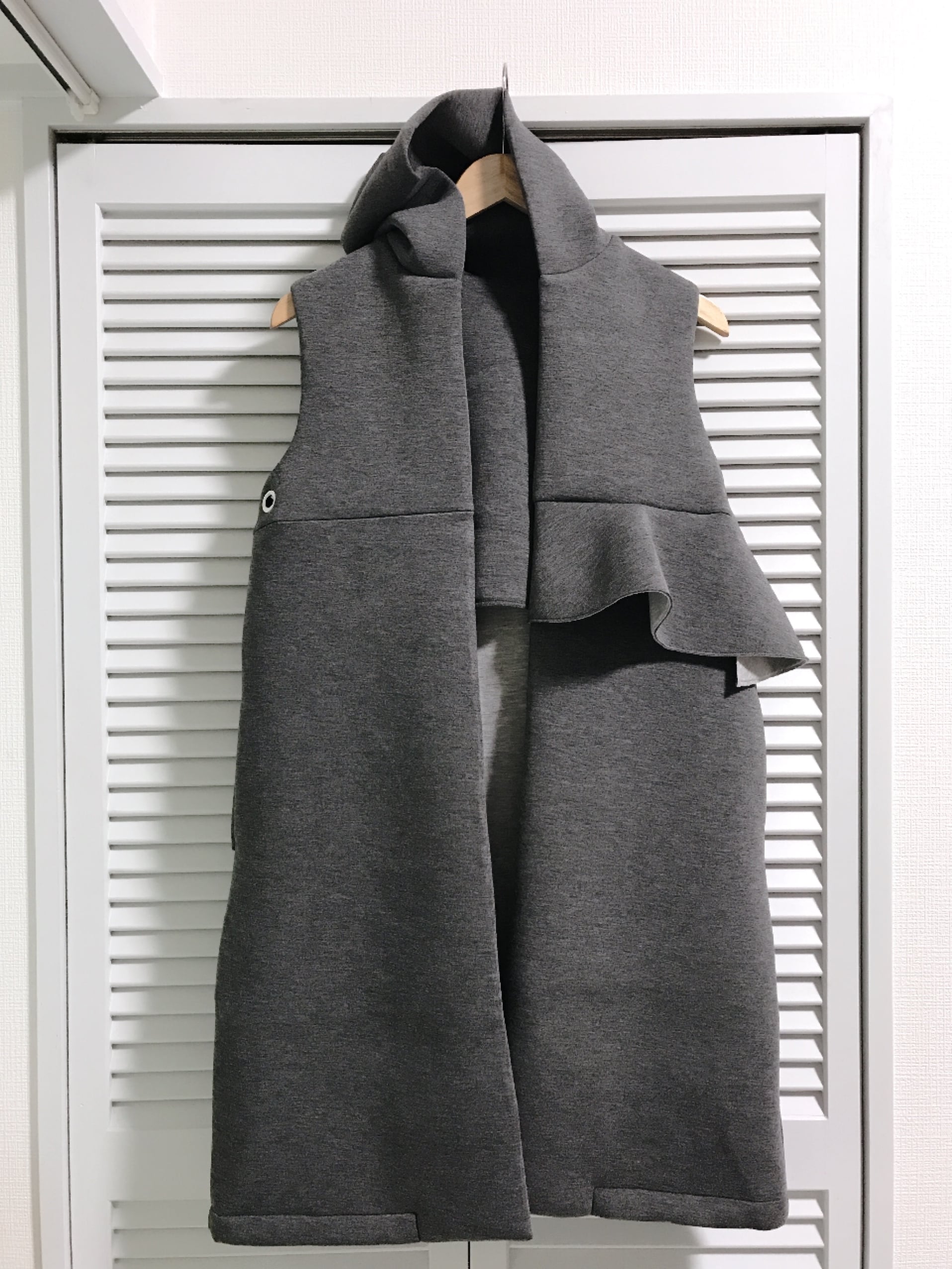 再再入荷☆ボンディング素材のバックフリルジレ グレー