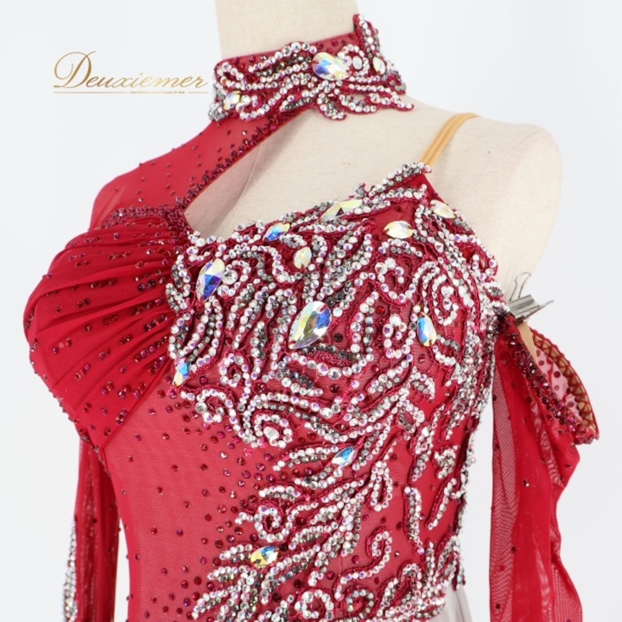 社交ダンス 衣装 チャコット Chacott スタンダードドレス ドレス ワンピース スタンダード デモ 競技 ダンス パーティ 発表会 フロート 赤 シルバー 光沢 フリル レッド系 グレイ 社交ダンス衣装 女性用 フォーマル ドレス Mサイズ おしゃれ スポーツ 衣装 光沢感 ふんわり スカート 競技用 ダンスパーティ 発表会用 フリルデザイン 競技衣装