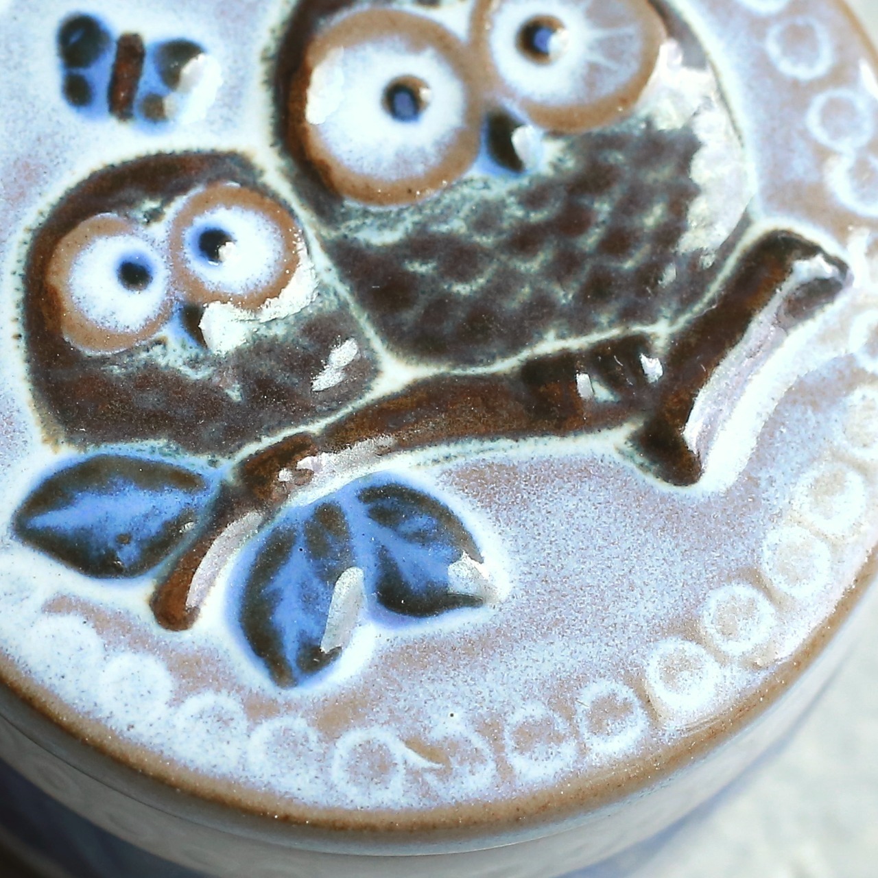 かわいい鳥が見つめる、陶器の小物入れ 1｜フクロウ 陶器 蓋付き小物入れ ふくろう 梟