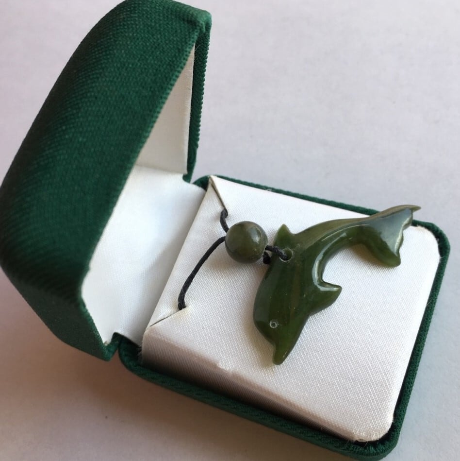 グリーンストーンのペンダント イルカデザインカービング ジェイドJade 翡翠 NZ