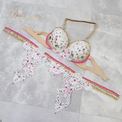 ベリーダンス オリエンタル 衣装 上下セット ホワイト系 トップス スカート ベルト ラインストーン」ビーズ 豪華 装飾 白 金 レース 上品 明るい 花 華やか かわいい ダンス衣装 フリル イベント ステージ キラキラ ピンク系 ゴールド系