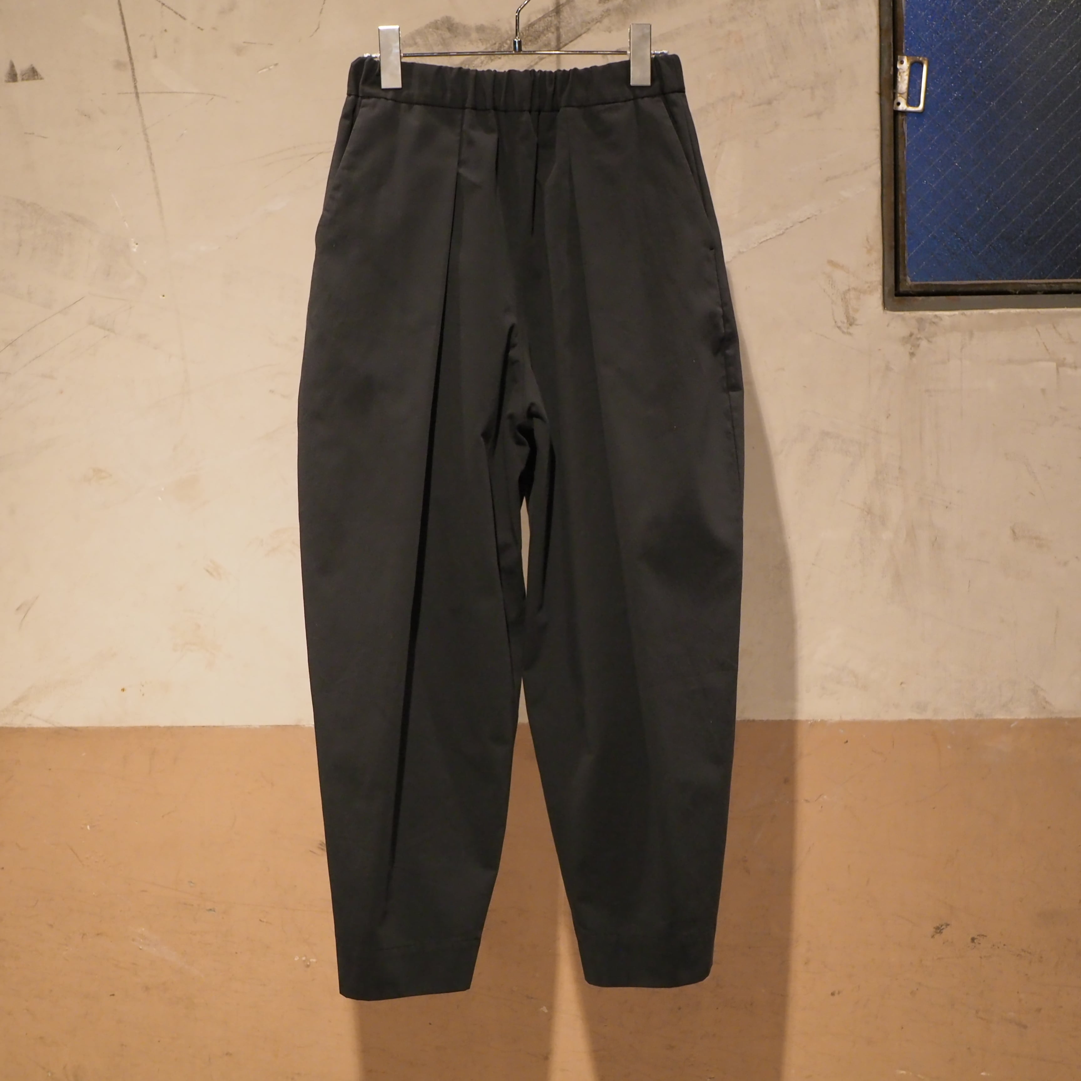WIDE TUCK EASY TROUSERS/BLACK【結-yui-】 | はなれ online store