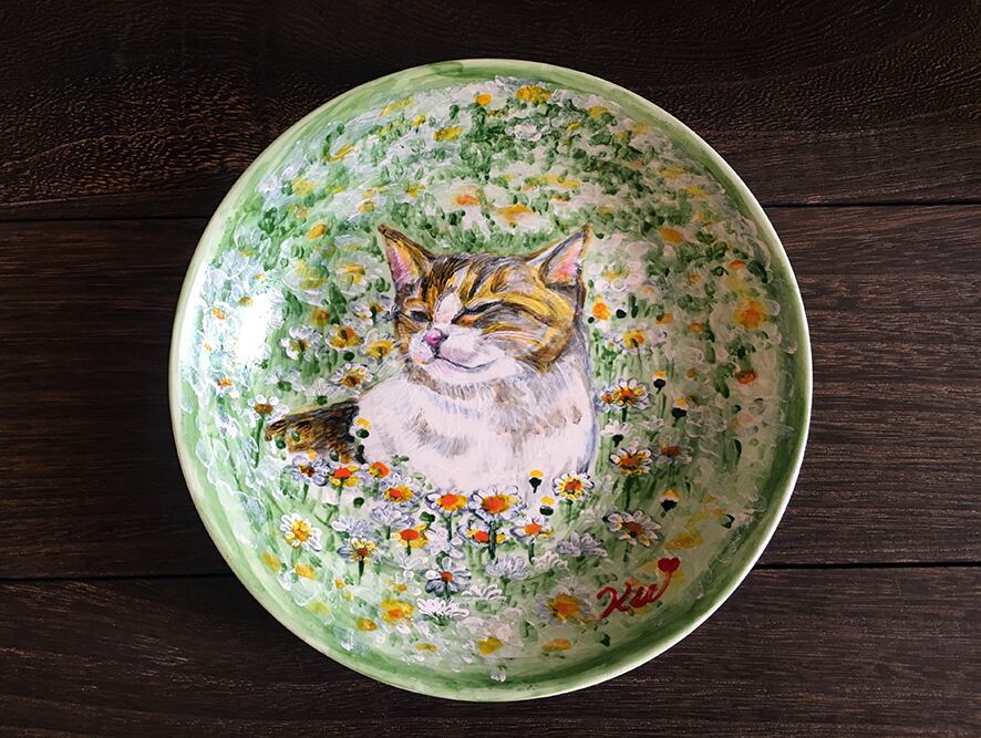 「お花畑の猫」手描き飾り皿 | atelier るんと powered by BASE