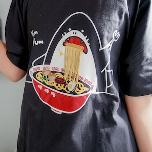 【KIDS 150サイズ】　I LOVE RAMEN!!! – SLURP SHARK 叫べ！ラーメン愛！！ 大人気！【ラーメン大好き!!】 サメTシャツ　 フリンジ刺繍ラーメン麺 シャークT