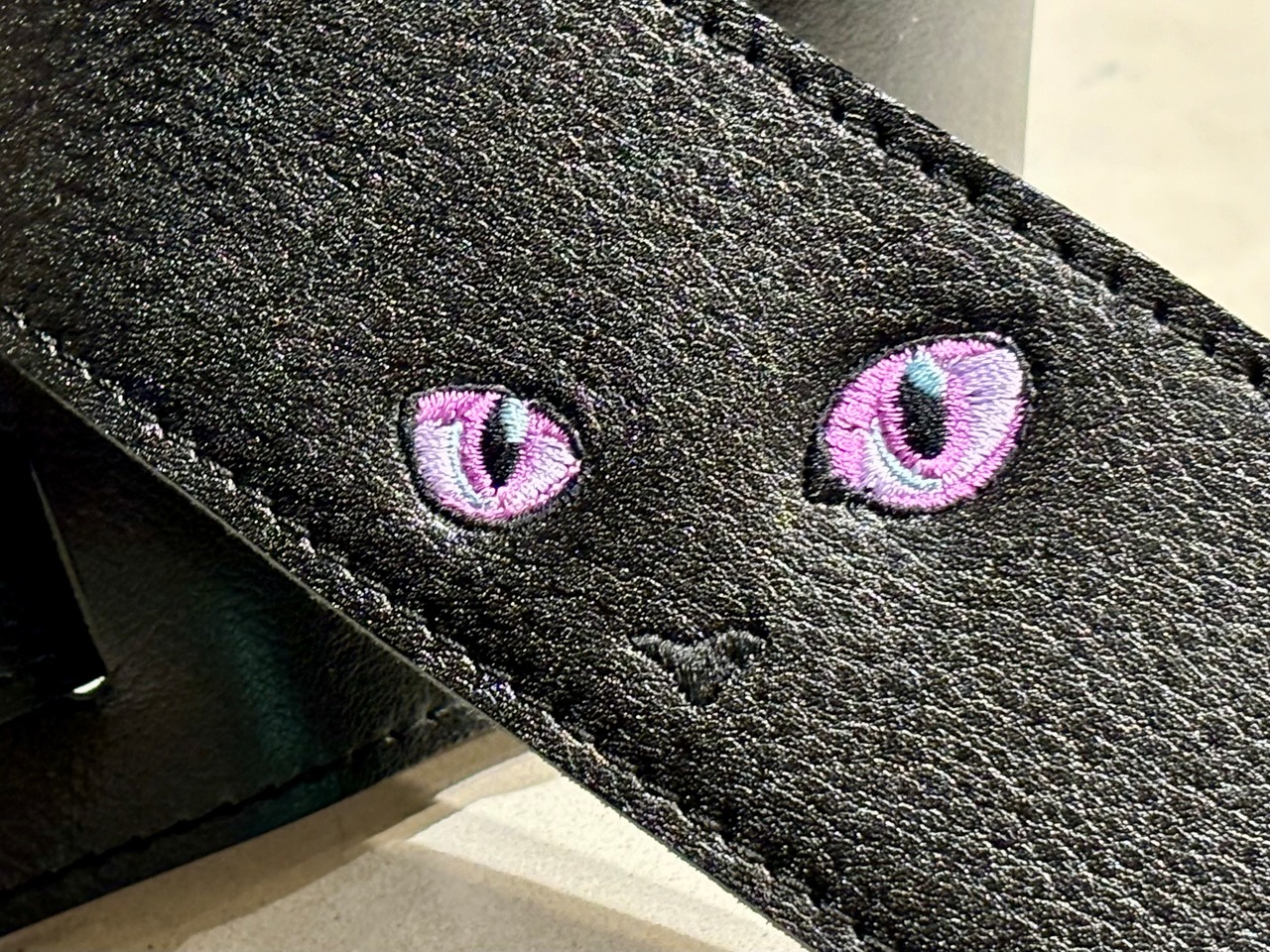 黒ねこ刺繍ストラップ（タンザナイト）