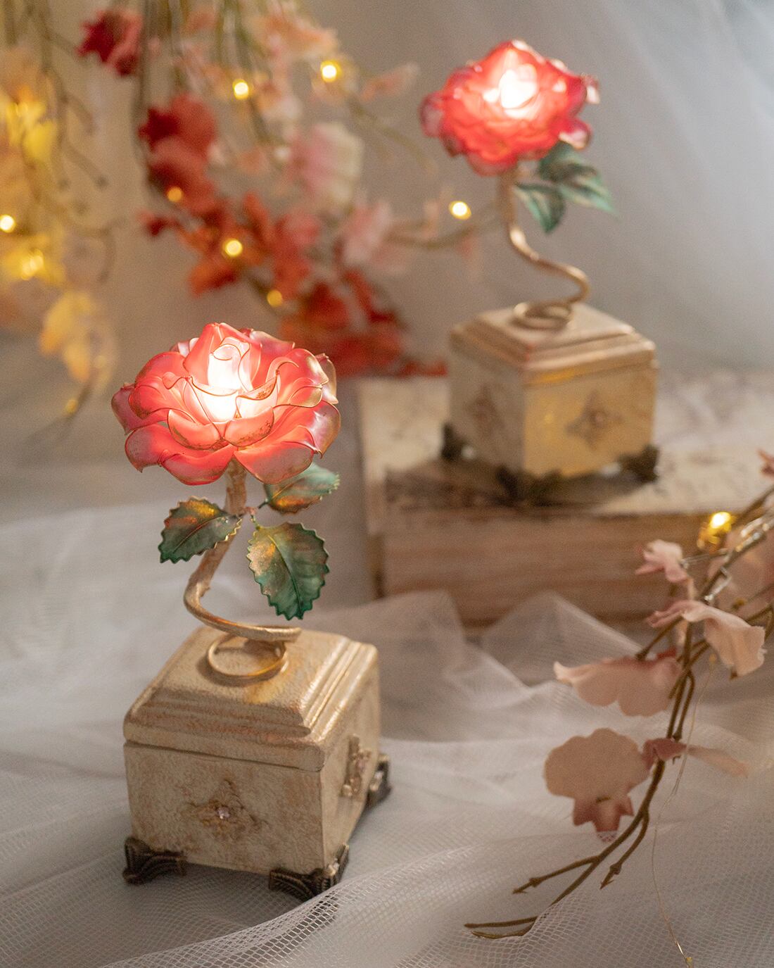 ローズレッドの薔薇が光るシャビーシック調アクセサリーBOX【LEDランプ