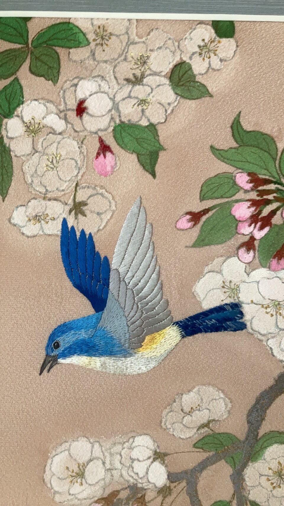 花鳥画、京刺繍。桜にルリビタキ。
