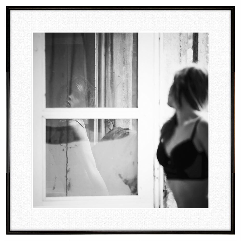 人物の写真 窓に映る下着姿の女性 インテリアモノクロアートポスター額装 AS3080