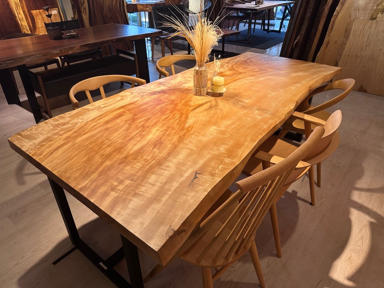 Premium】栃（トチ）_2100×830-900-980×55_青山店_テーブル天板/一枚板