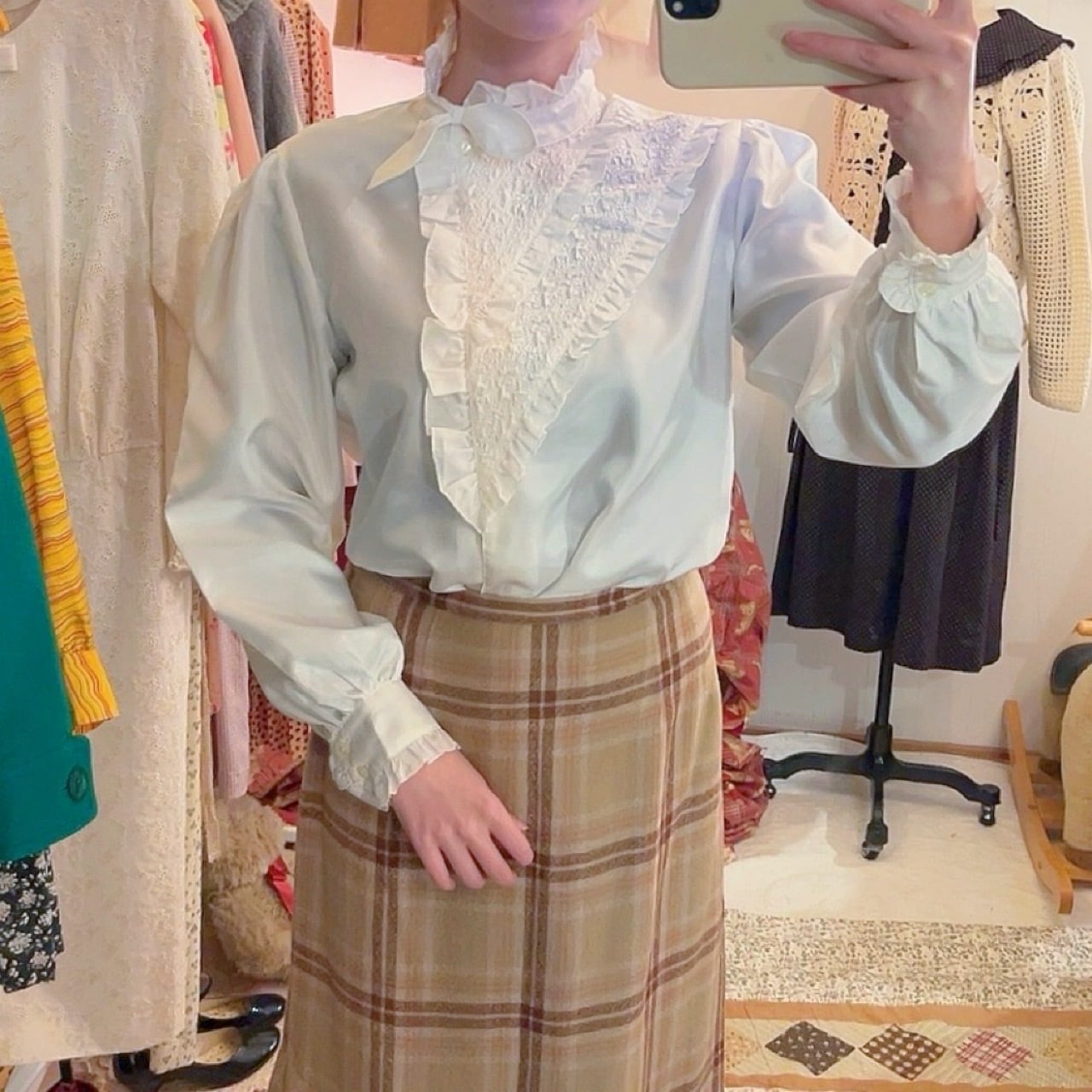 triangle frill mini scarf white blouse