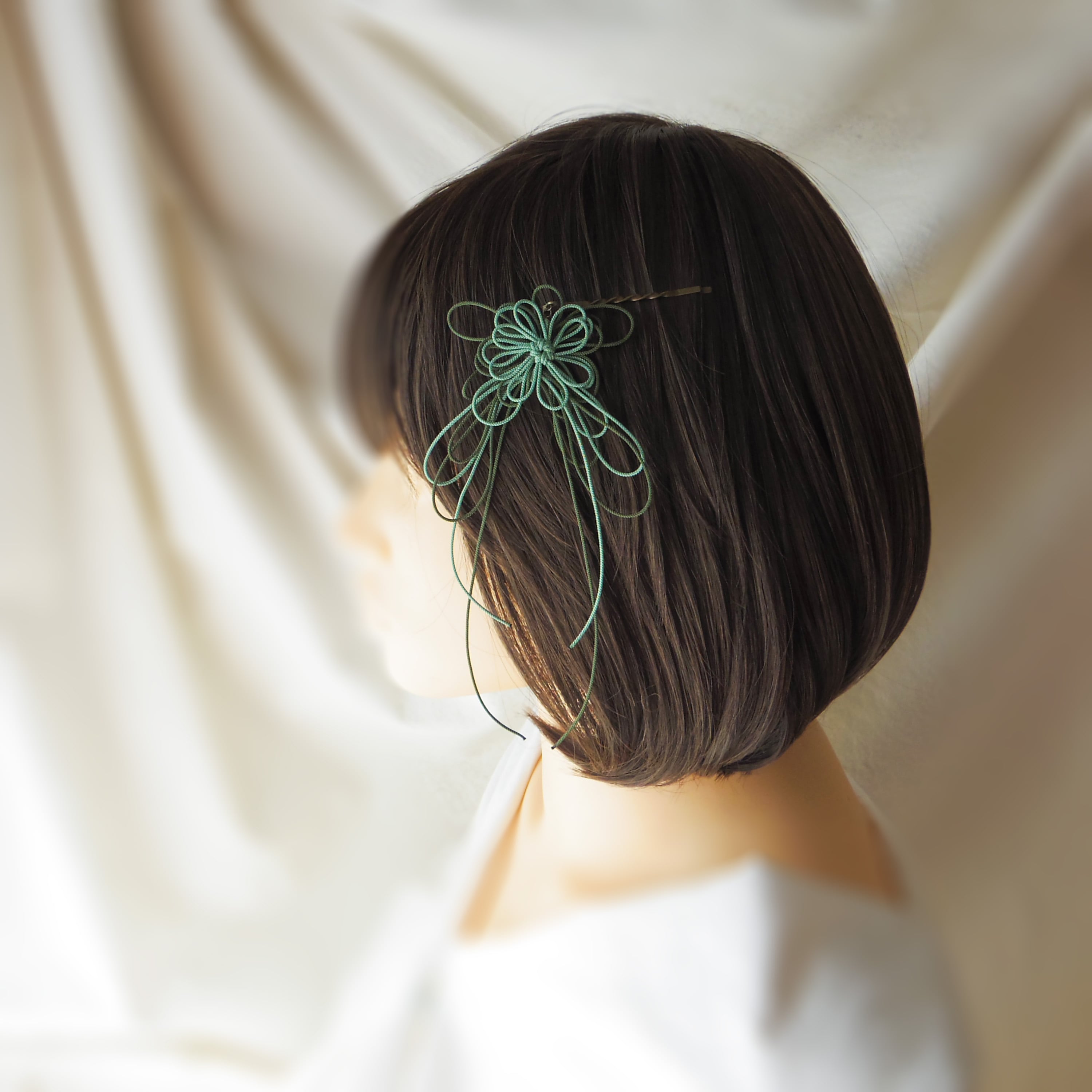飾り結びヘアピン「歩み、おだや」(淡緑×深緑)【軽量快適】ショートヘアも簡単和風アレンジ。