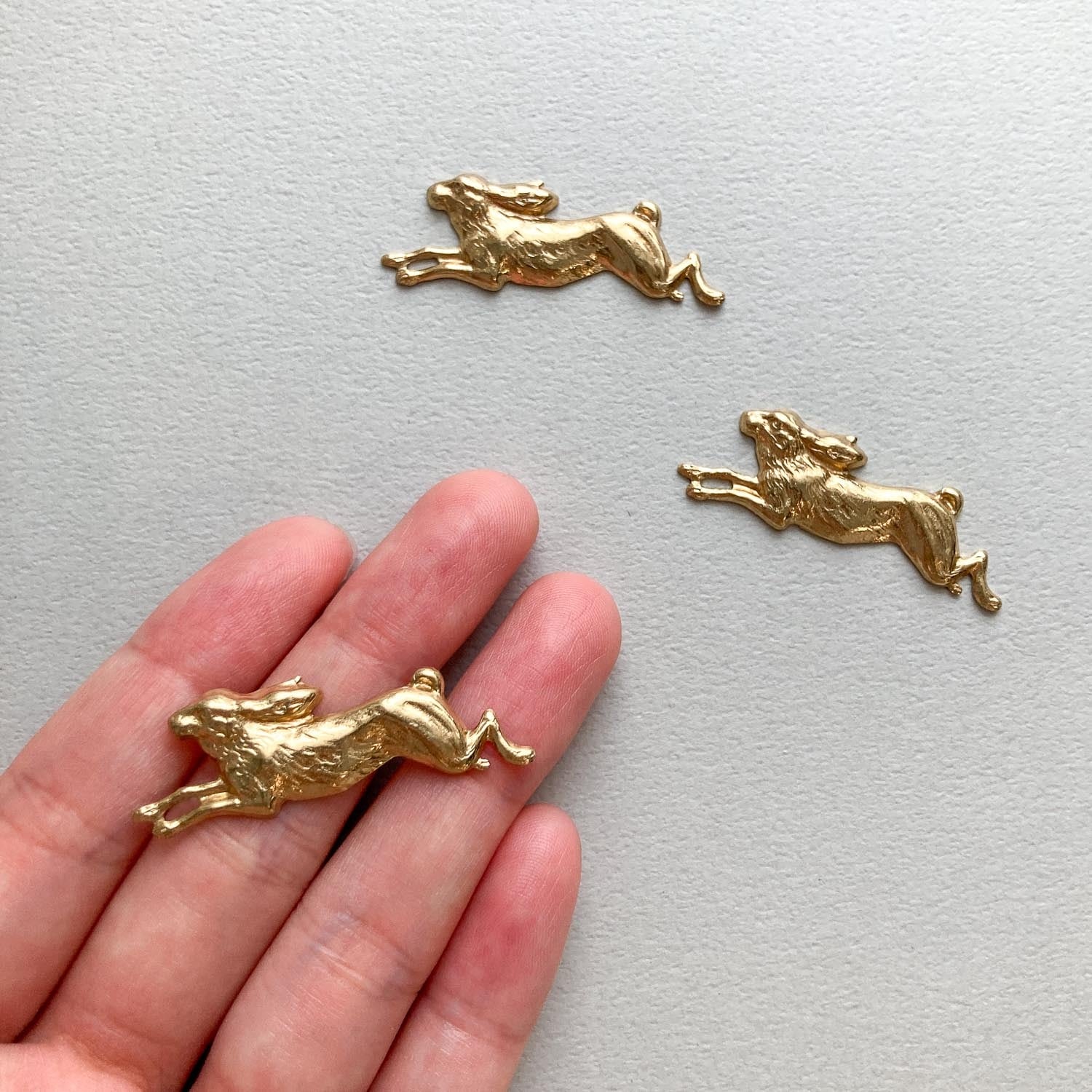 最終入荷〉USA真鍮 駆けているウサギパーツ | Dua-アクセサリーパーツ
