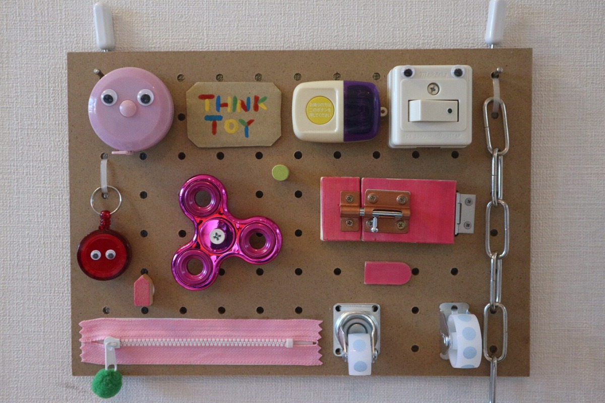 ミニ Busy Board ビジーボード 知育おもちゃ 壁面取付簡単 モンテッソーリ教育 Sensory Board Bruinup Toys ピンク Think Toy