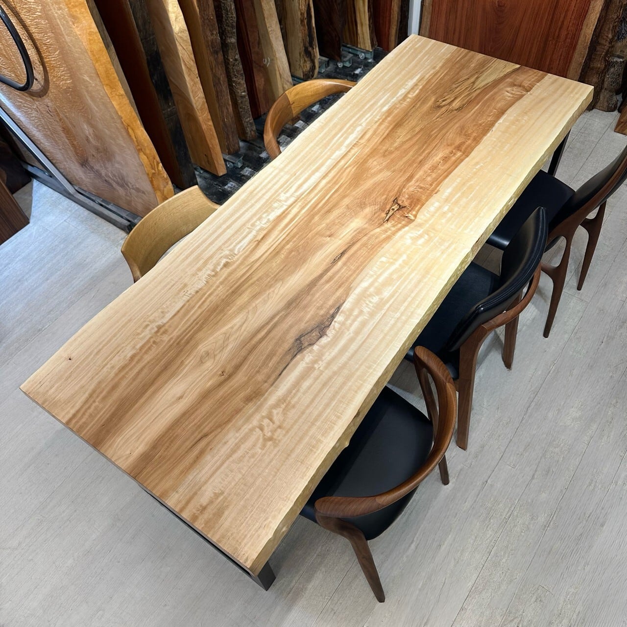 栃トチ　一枚板　ダイニングテーブル 栃（トチ）の木の一枚板テーブル