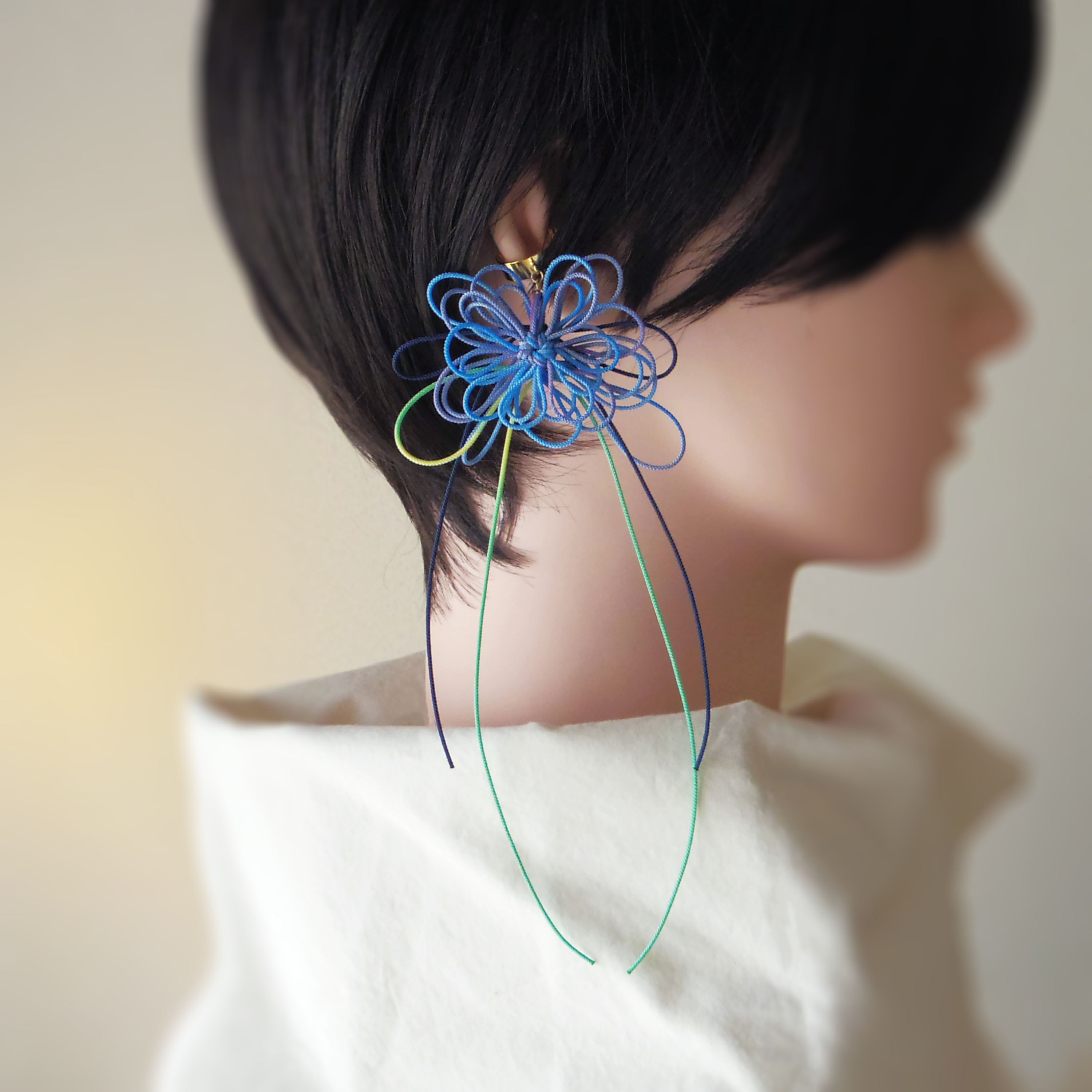 飾り結びかたっぽイヤーカフ「ハナメグル・漂」 | 手染め紐による大輪の花。浴衣・着物・洋装にも。