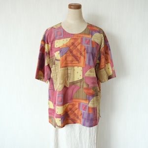 幾何学柄のカットソー