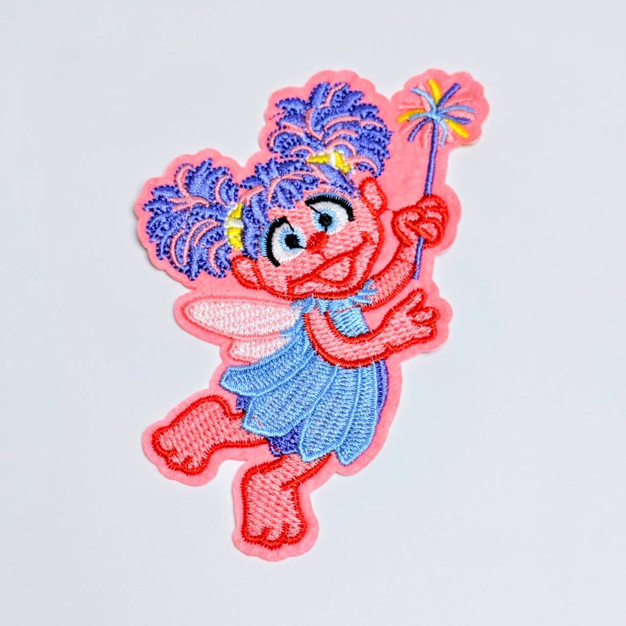 送料無料！ ★刺繍アイロンワッペン★【 Sesame Street ( セサミストリート ) 】 アビー・カダビー〚アメリカン雑貨 アメトイ〛