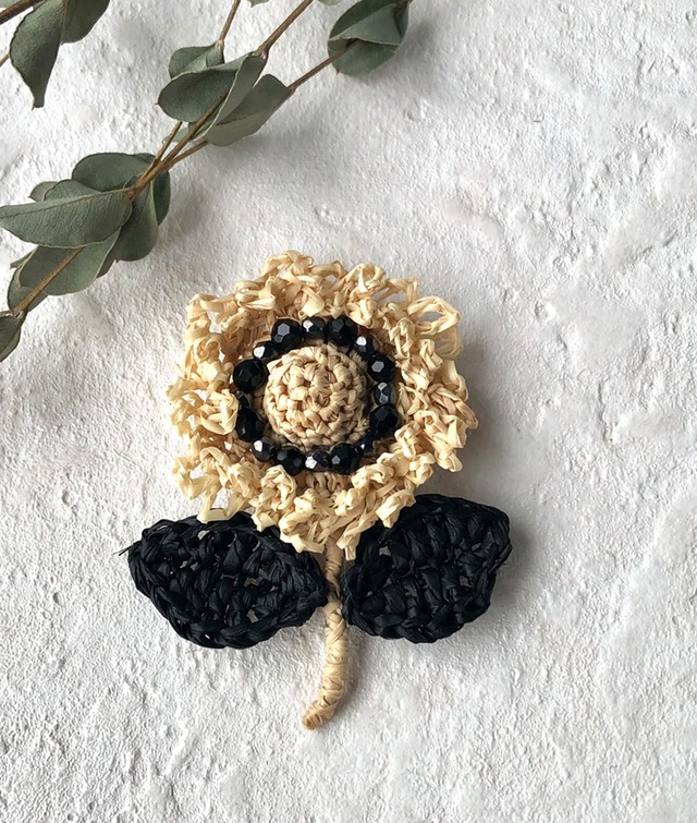 ラフィアの花ブローチ(Natural x Black Beads)