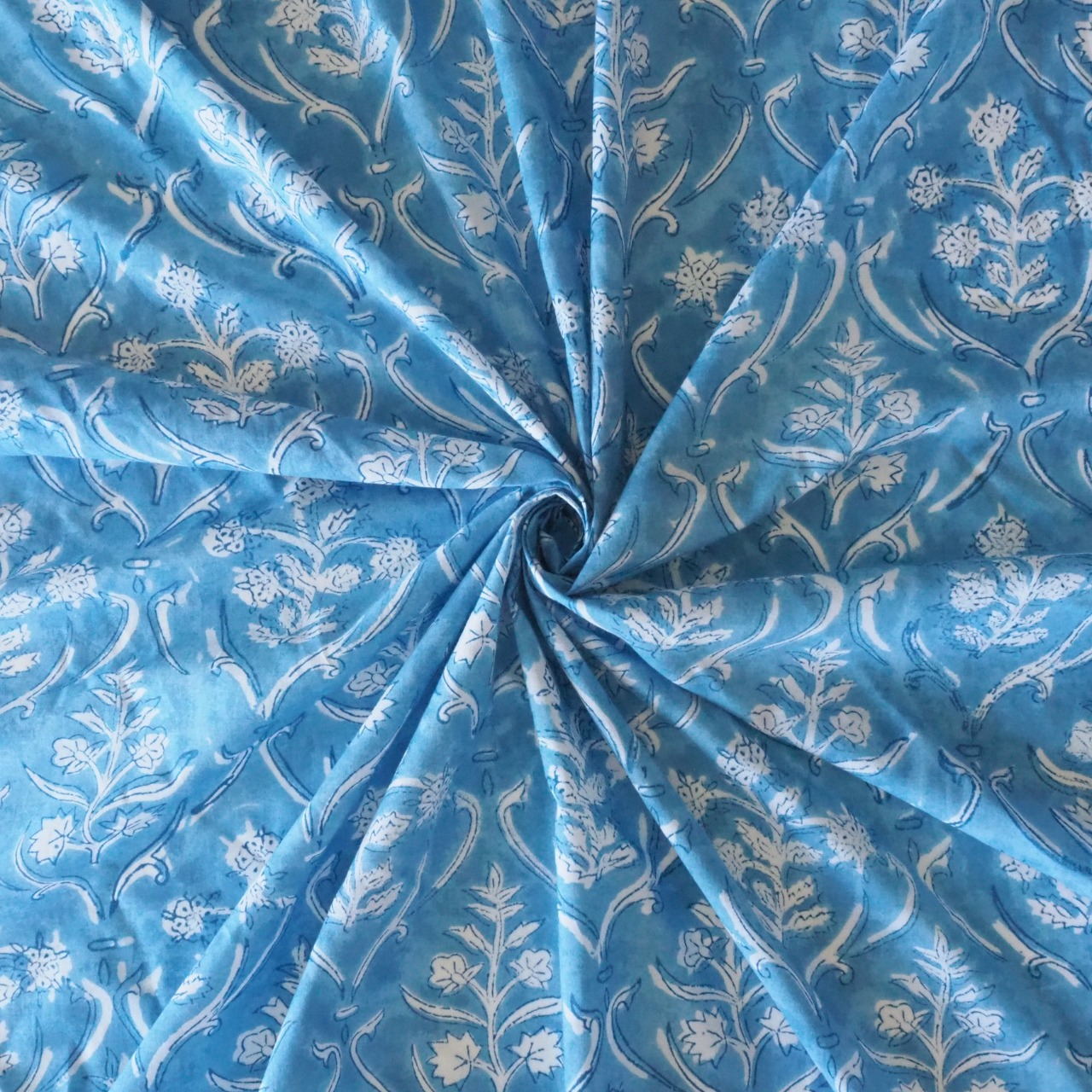 ブロックプリント生地【50cm単位】インド綿  花柄 ブルー×白 #36010-BL1