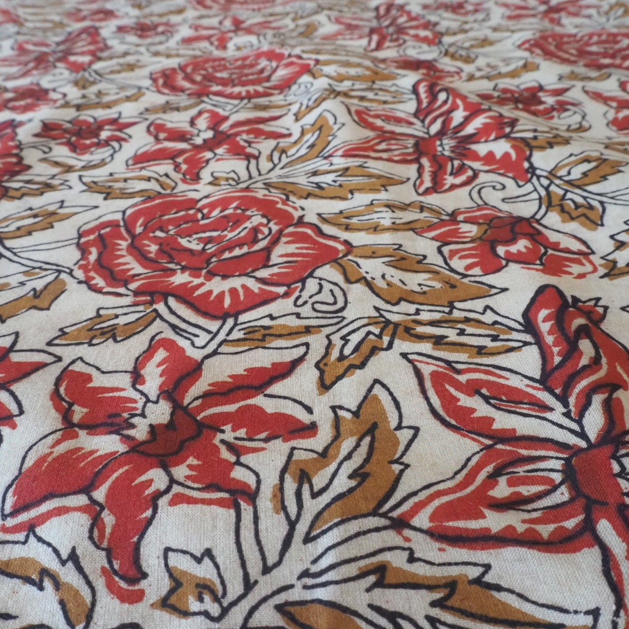 ブロックプリント生地【50cm単位】インド綿  花柄(Rose) 生成り×赤 #50310-WT1