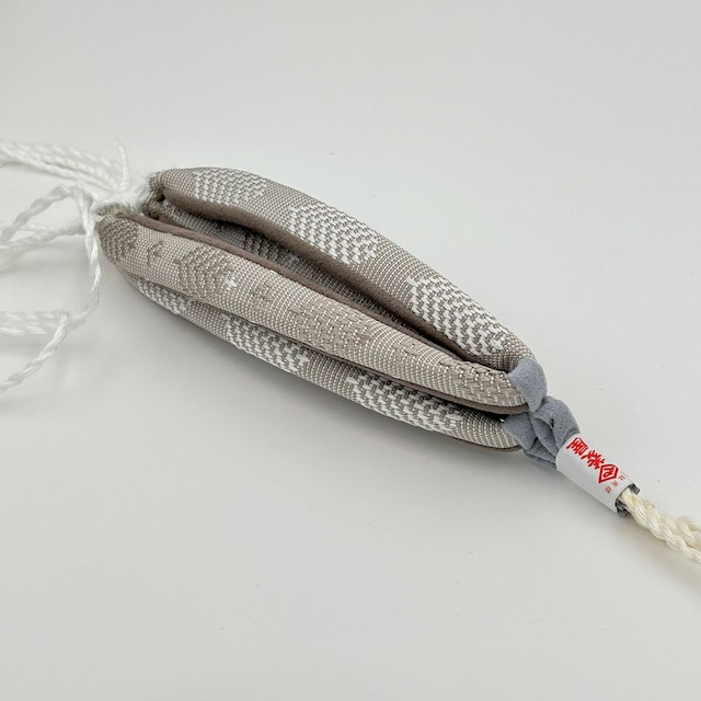 ふだん着物にすっと馴染む鼻緒「松菱」pearl gray