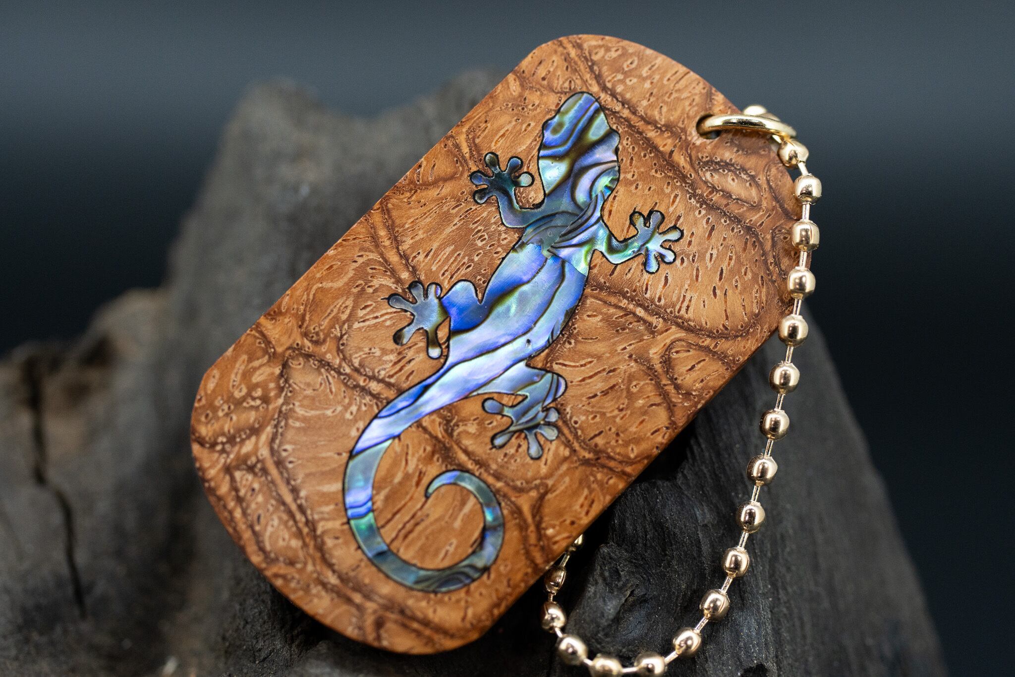 【杢の芸術】 アフゼリア キシレイ ドッグタグ 象嵌 木登りトカゲ