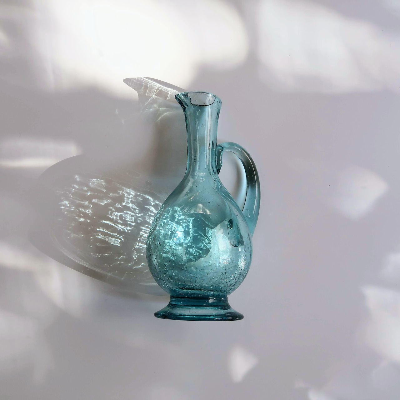 クラックの入った水差し