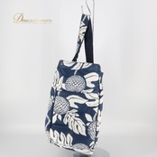 フラダンス 小物 バッグ ネイビー系 フララニ フラ ダンス トートバッグ 中綿 大き目 ホワイト系 紺 白 綿入り ハワイアン アロハ Hula Lani ハワイアンプリント フラバッグ トート 大きめバッグ レジャー バッグ ハワイ柄 軽量 おしゃれ 日常使い 旅行用 ショッピングバッグ カジュアル 収納力 折りたたみ かわいいデザイン