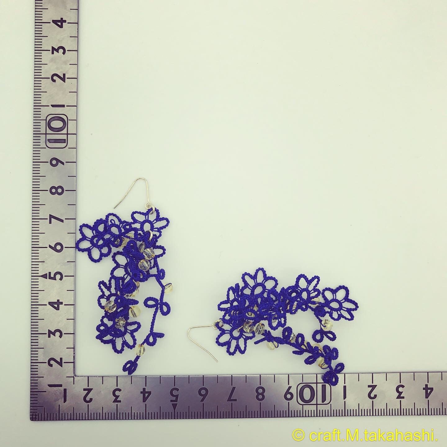 0137:ロイヤルブルーとイエローの繊細レースのピアス