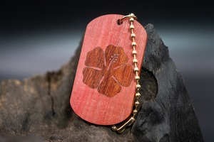 【桃色の象牙肌】ピンクアイボリー ドッグタグ 象嵌 一輪のハイビスカス