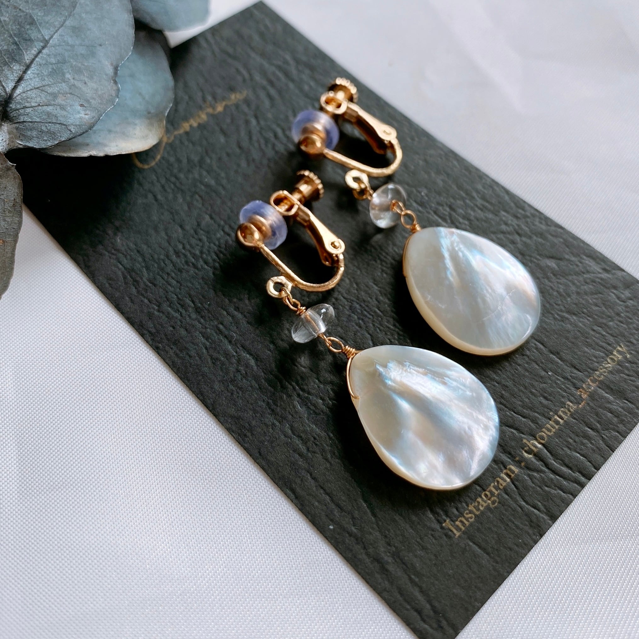 クリスタル or ターコイズ】マザーオブパールイヤリング／ピアス