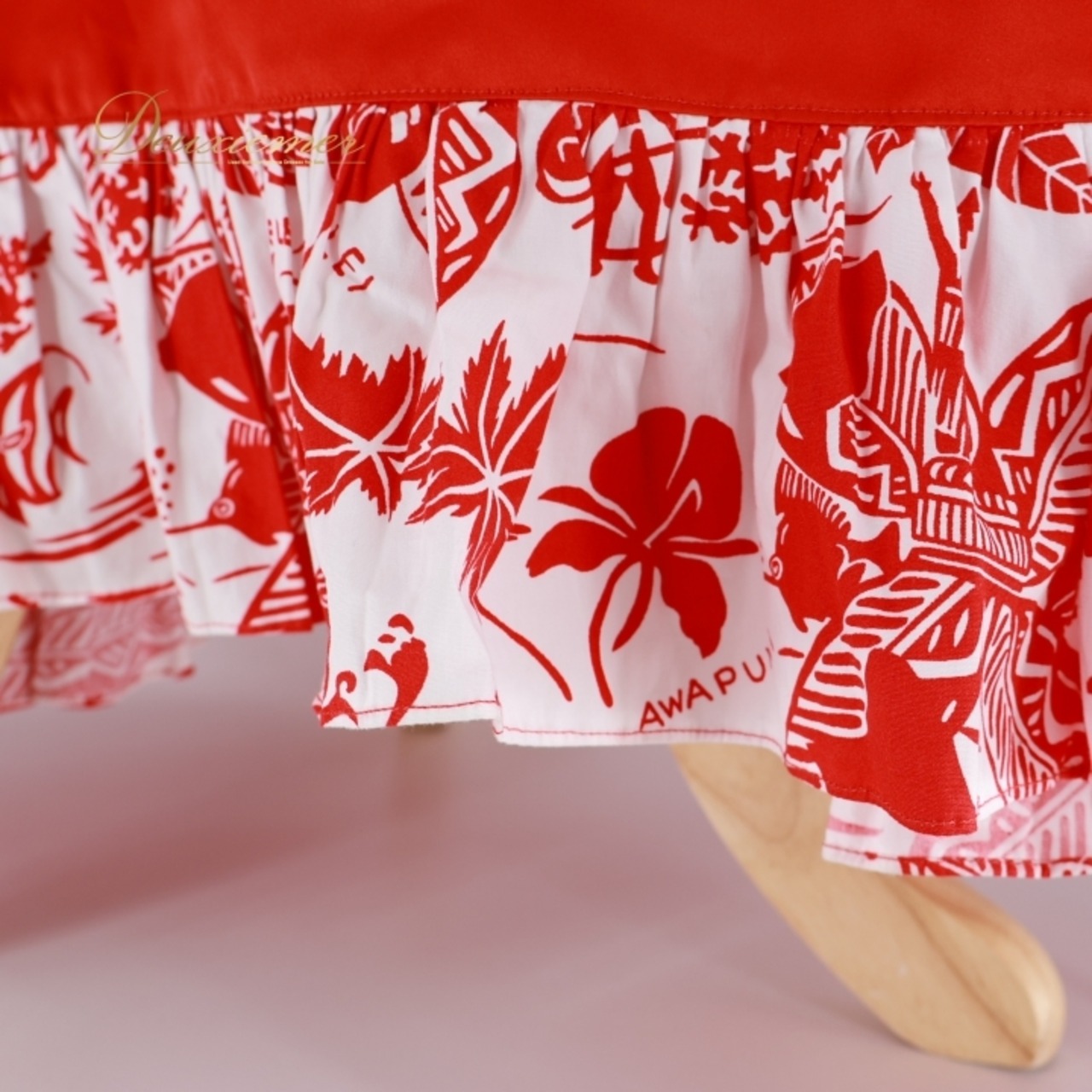 フラダンス 衣装 ワンピース ドレス レッド系 ハワイアンプリント ハワイアン アロハ フラ ダンス レッスン 練習 フラ ダンス サテン ホワイト系 赤 白 ウクレレ柄 魚柄 花柄 船柄 フリル 光沢 高級感 かわいい おしゃれ 華やか 鮮やか ドレスワンピース フラスタイル トロピカル リゾートファッション 春夏用 かわいいデザイン シンプル