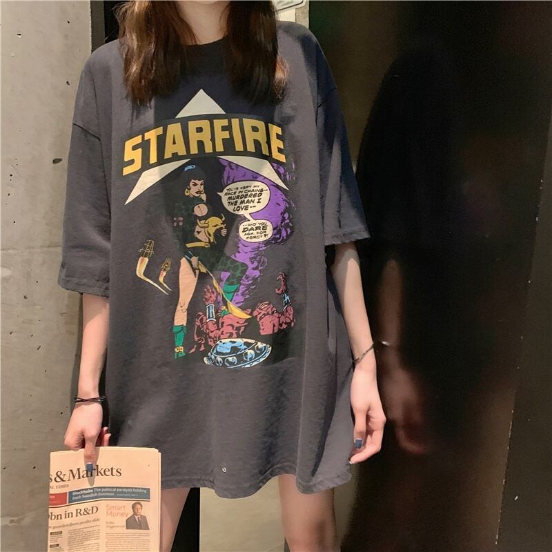 送料無料 トップス Tシャツ ロゴプリント イラストプリント カットソー グレー 半袖 丸首 フロントデザイン プリント 個性的 個性派 春 夏 春夏  ラウンドネック オーバーサイズ ビックシルエット ルーズ 大人可愛い キュート 華奢見え ロングTシャツ デイリー カジュアル ゆったりスタイル ...