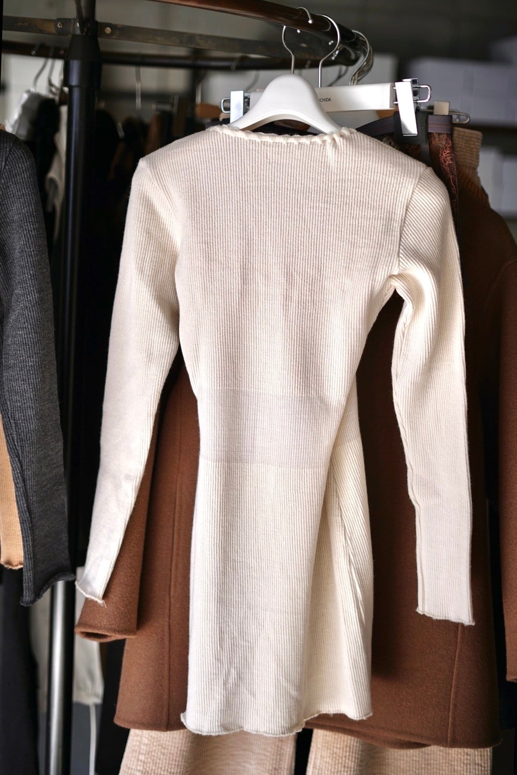 FUMIKA_UCHIDA / RIB STITCH HENLEY-NECK UNDERWEAR ( IVORY, PINK