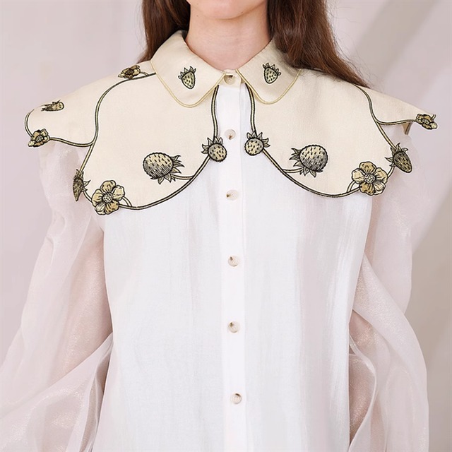 イチゴ刺繍ビッグカラーブラウス　10924