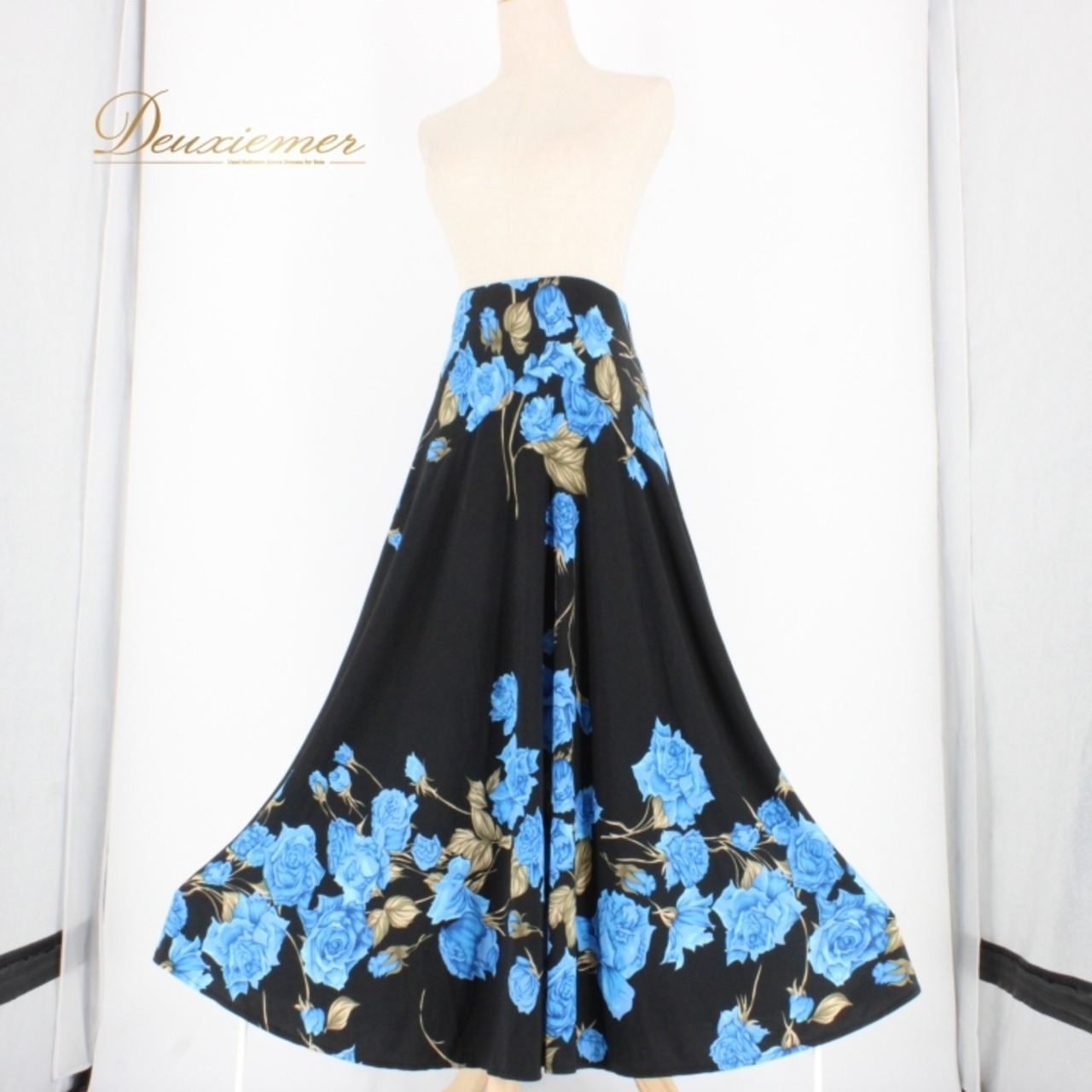 社交ダンス 衣装 スタンダード スカート レッスンウェア 練習着 ICHIOKU イチオク 青 ブラック系 ブルー系 黒 花柄 薔薇 バラ 派手 花プリント おしゃれ ダンスウエア パーティードレス スポーツウェア 大人用 フルスカート フレアスカート 鮮やか レディース 女性用 お出かけ 体型カバー 伸縮性あり 楽ちん ゆったり スタイルアップ ルームウェア