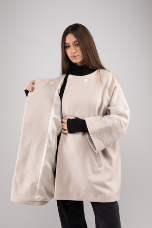 ウクライナ産プレミアムウール100%ジャケットコート（白）平行縫い　シルク手刺繍